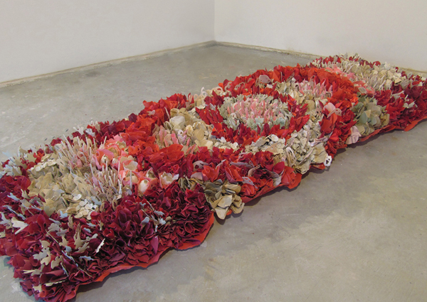 1 Rebecca Hutchinson’s installation, 8 ft. (2.4 m) in length, porcelain paperclay, fiber, organic material.