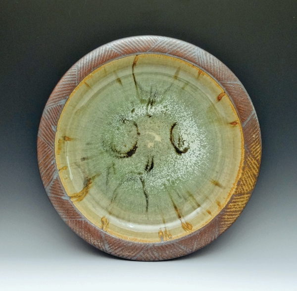 1 Hitomi Shibata, Studio Touya, and David Stuempfle’s platter, 18 in. (46 cm) in diameter, stoneware, sliptrailing, brushwork, wood fired, 2015.