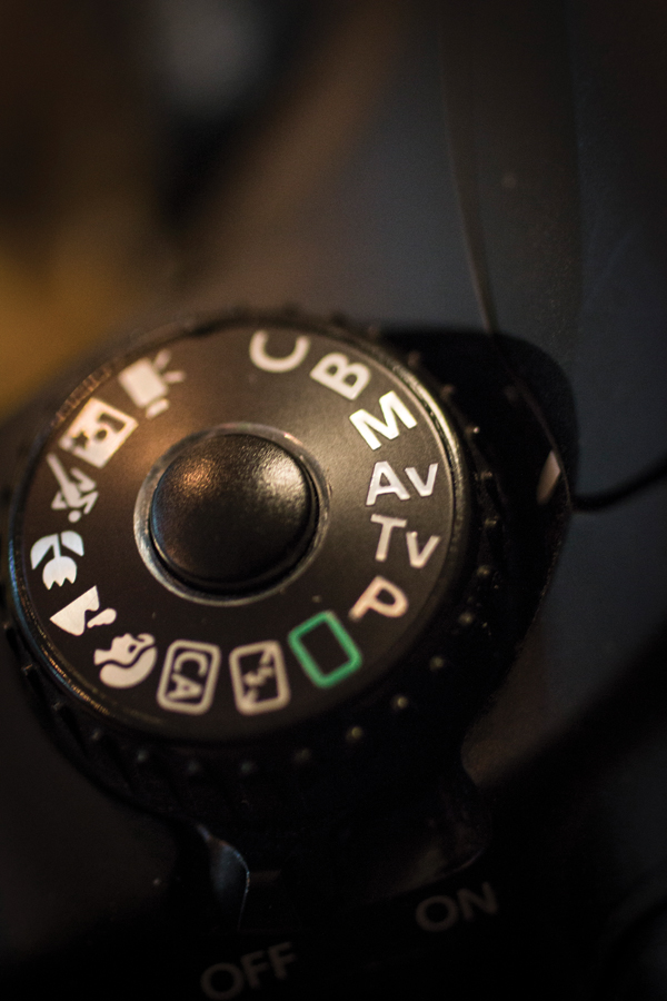 4 To use aperture priority mode, turn the dial on the camera to A or Av.