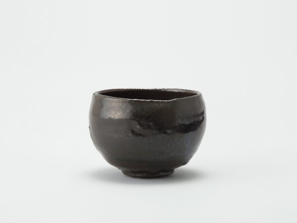 1 Yoshida Yoshihiko’s teabowl, 5¼ in. (13 cm) in diameter, Setoguro-inspired pottery, 1998. Photo: Kodera Katsuhiko. 