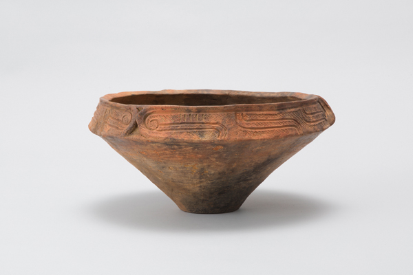 2 Jomon deep bowl, 16 in. (41 cm) in diameter, earthenware, Middle Jomon period, from Yoshida Yoshihiko’s collection. 3–4 Photos: Kodera Katsuhiko.