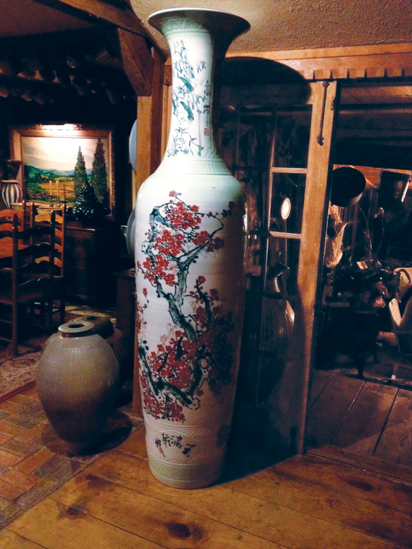 5 A large, traditional Chinese vase outside of Holland’s dining room. Photo: Forrest Sincoff Gard.