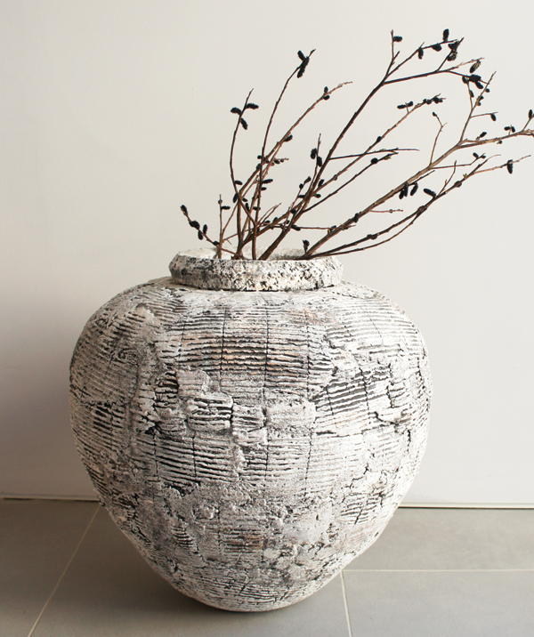 2 Lisa Stockham’s lines pot, 21½ in. (55 cm) in height, ceramic. Photo: Jens Preusse. 