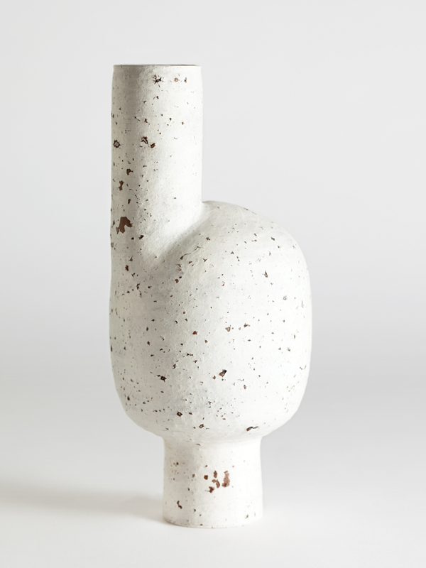 3 Matthias Kaiser’s cracked slip wayward vase, 12½ in. (32 cm) in height, stoneware, 2015.