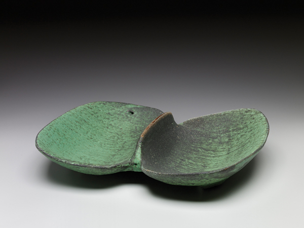 2 Randy Johnston’s Double Spoon-Form Dish, 13¼ in. (34 cm) in length, stoneware, copper glaze. 1–2 Photos: Peter Lee.