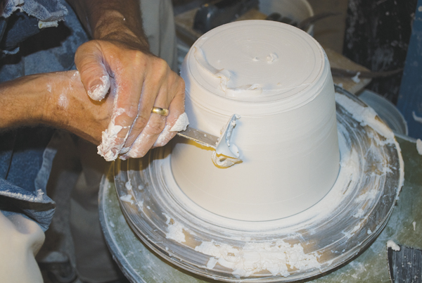 1 Ten minutes after pouring a solid piece of plaster, use an L-shaped trimming tool to form a prototype.