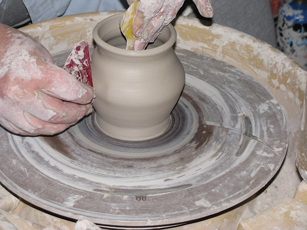 1 Throw a cup, then compress and smooth the surface with rubber ribs.