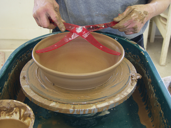 2 Measure the diameter of the gallery with calipers in preparation for making the lid.