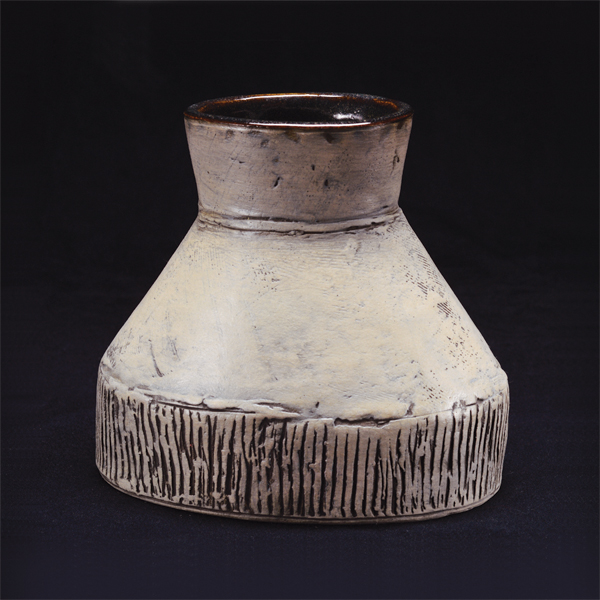 1 Mary Barringer’s small vase, 6 in. (15 cm) in height, handbuilt stoneware, multiple slips, glaze, 2015. Photo: Wayne Fleming.