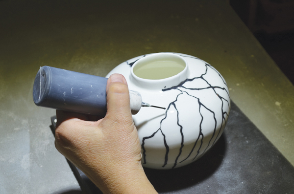 Developing the underglaze pattern further. It’s important not to touch the pattern, as the design smudges easily.