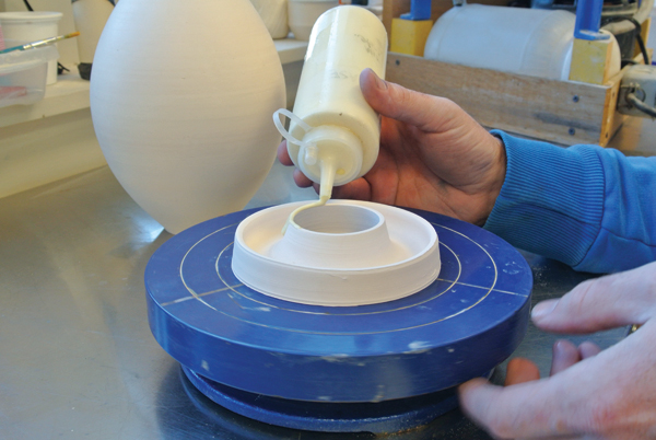 9 Glue the glaze catcher to the pot with a wood glue and alumina hydrate mixture and let it dry for 20 minutes. If the catcher is made correctly, each pot should sit exactly on top of the riser.