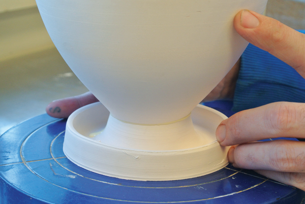 10 Glue the glaze catcher to the pot with a wood glue and alumina hydrate mixture and let it dry for 20 minutes. If the catcher is made correctly, each pot should sit exactly on top of the riser.