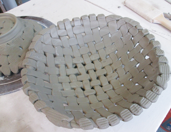 13 Use the rope paddle on the top edges of the woven bowl after removing it from the mold to unite the interior and exterior.