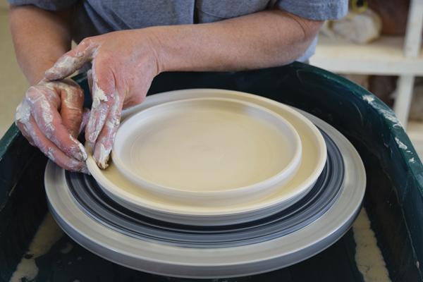 3 Thin the outer rim of the plate and pull it up, leaving a groove between the rim and the ring.