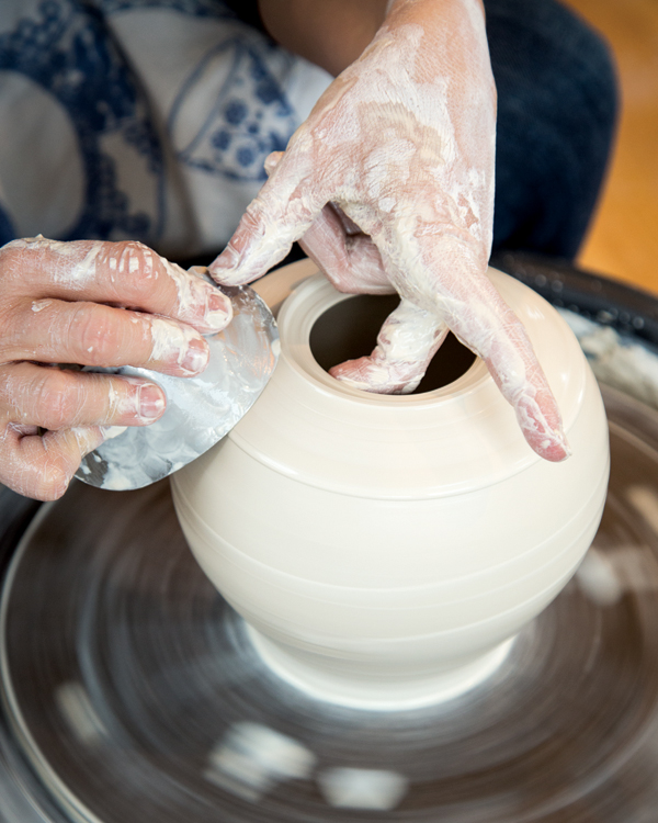 2 Turn the gallery in to sit horizontally, and continue to shape the body. Refine the form with a flexible metal rib.