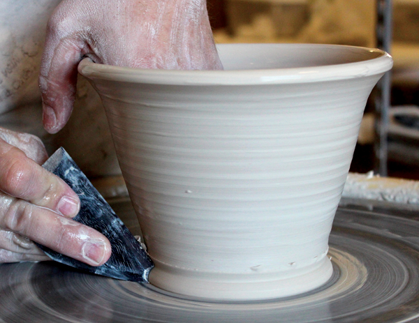 5 Press the tip of the notched wooden rib into the base of the pot to create the foot, and omit the extra step of trimming later.