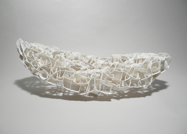 Shiyuan Xu’s Through the Lens, 26½ in. (67 cm) in length, porcelain, 2015. This piece was included in NCECA’s 2016 NSJE exhibition at the Leedy-Voulkos Art Center in Kansas City, Missouri in 2016. 