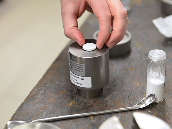 1 A ceramic sample compacted at room temperature in an ETH Zurich lab. Photo: ETH Zurich; Peter Rüegg.