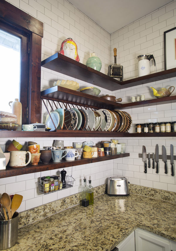 2 Detail of the plate rack and cup shelf in Harper and Carbonneau’s kitchen. 