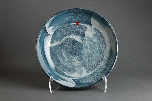 1 Young Jae Lee’s plate, 20.25 in. (51 cm) in diameter, chalk and feldspar glaze with engobe brushwork, stoneware, 2013. Photo: John Davenport. 