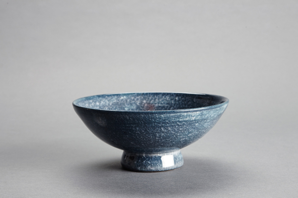 2 Young Jae Lee’s Shallow Bowl, 7.5 in. (19 cm) in width, chalk and nepheline syenite glaze with engobe, stoneware, 2016. Photo: John Davenport.